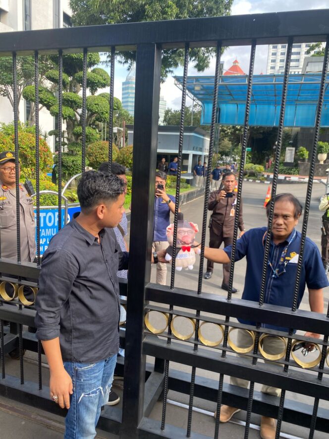 
					Soroti Core Tax System Yang Abal Abal, GTR Gelar Aksi Di Kemenkeu RI Dan Berikan Boneka Babi
