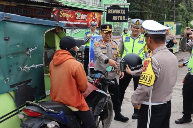 
					Polres Ogan Ilir Gelar Operasi Keselamatan Musi 2025, Berikan Himbauan dan Bagikan Helm SNI