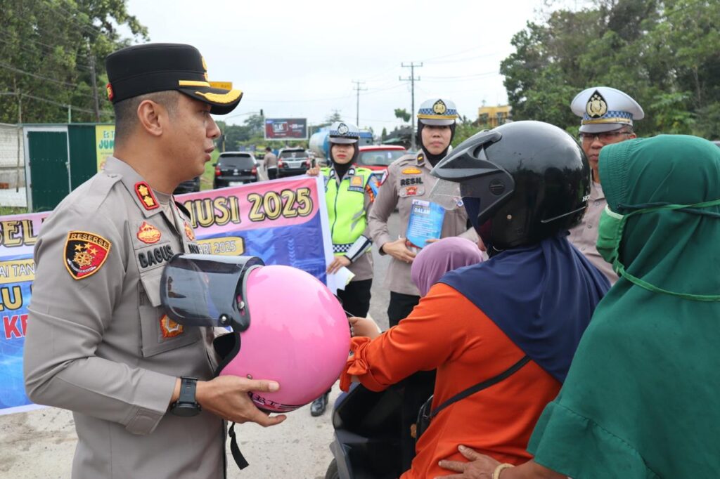 Polres Ogan Ilir Himbauan dan Bagikan Helm SNI