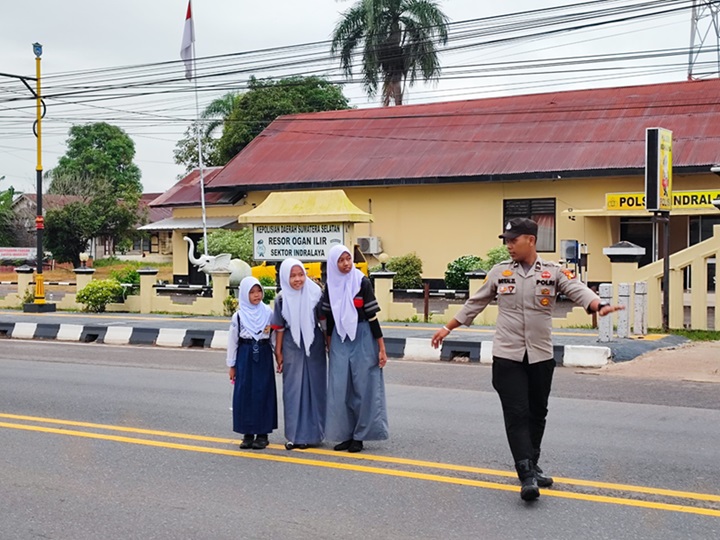 Polsek Indralaya Lakukan Pengaturan Lalu Lintas