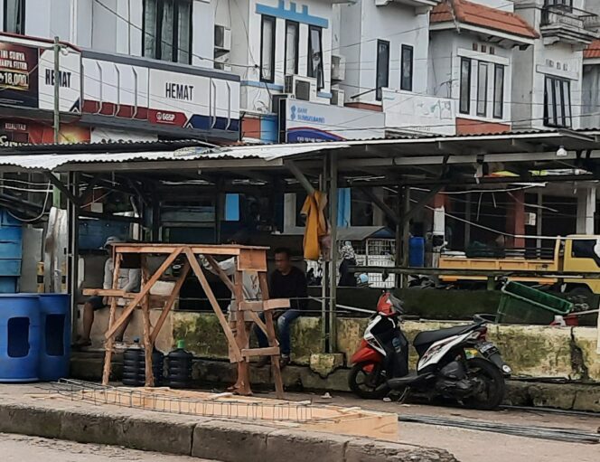 
					Berupaya Memberikan Kenyamanan Pengunjung Dan Peningkatan PAD, Kepala Pasar Ikan Jakabaring Lakukan Pembenahan