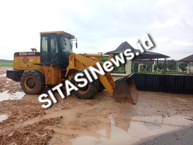 
					Diduga Tak Memiliki Izin Resmi Dari Pemkab Ogan Ilir, Tanah TPA Di Gali, Ratusan Armada  Timbun Halaman Rumpri Sekda Kota Palembang